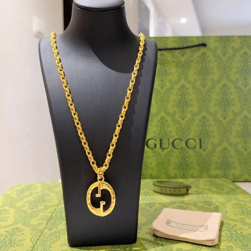 G*u*i necklaces